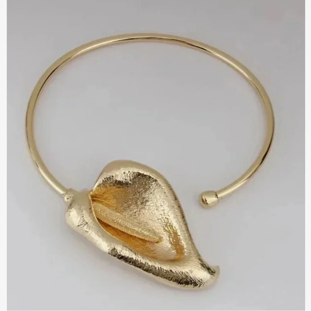 Horseshoe Lotus Gold Bangle Flower Necklace - Picture 3 of 10